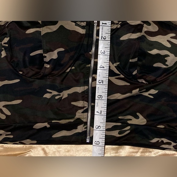 Camo Crop Top With Zipper - Picture 6 of 7